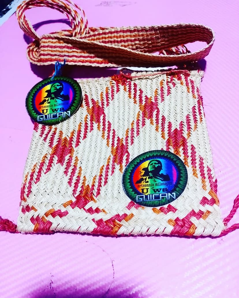 Primer plano de una mochila U'wa.