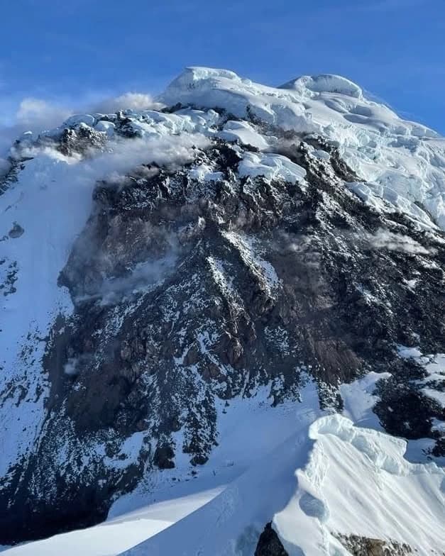 Ladera empinada y escarpada con parches de nieve y detalles de relieve.
