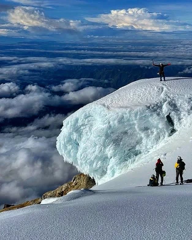 Frente de glaciar o lengua de hielo con montañistas en la proximidad del borde.