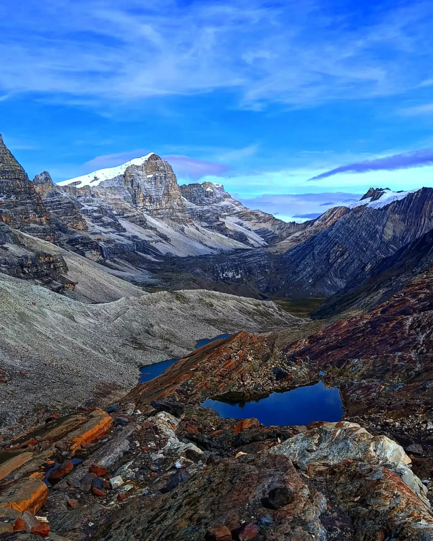 Valle montañoso con cordilleras y cielo despejado.