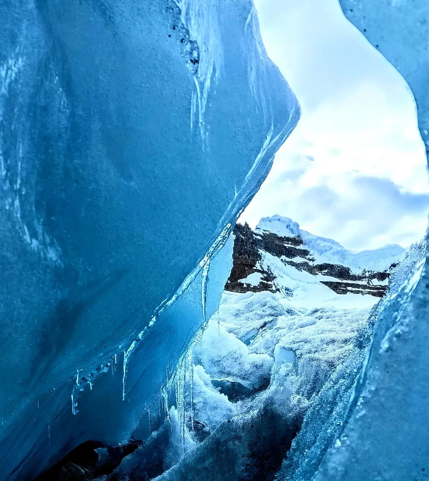 Glaciar con tonalidades azules intensas y texturas heladas.